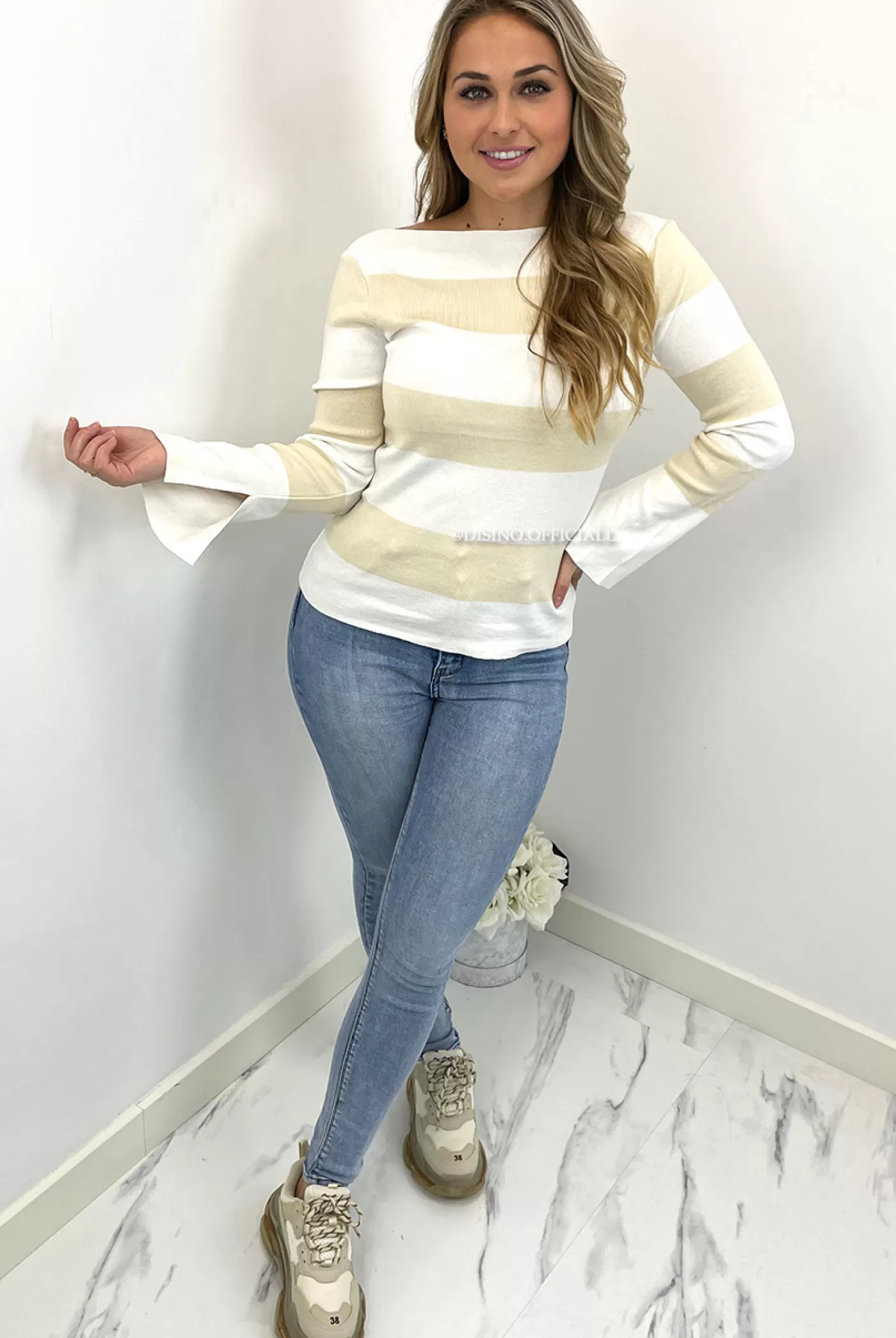 DISINO Beige - 'Katy' - Super Soft Bell Sleeve Top | Vrouw Tops