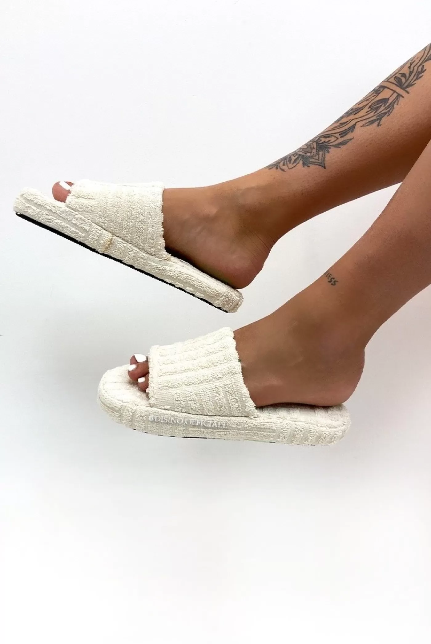 DISINO Beige - 'Ziva' - Inspired Flat Textured Slippers | Vrouw Sliders