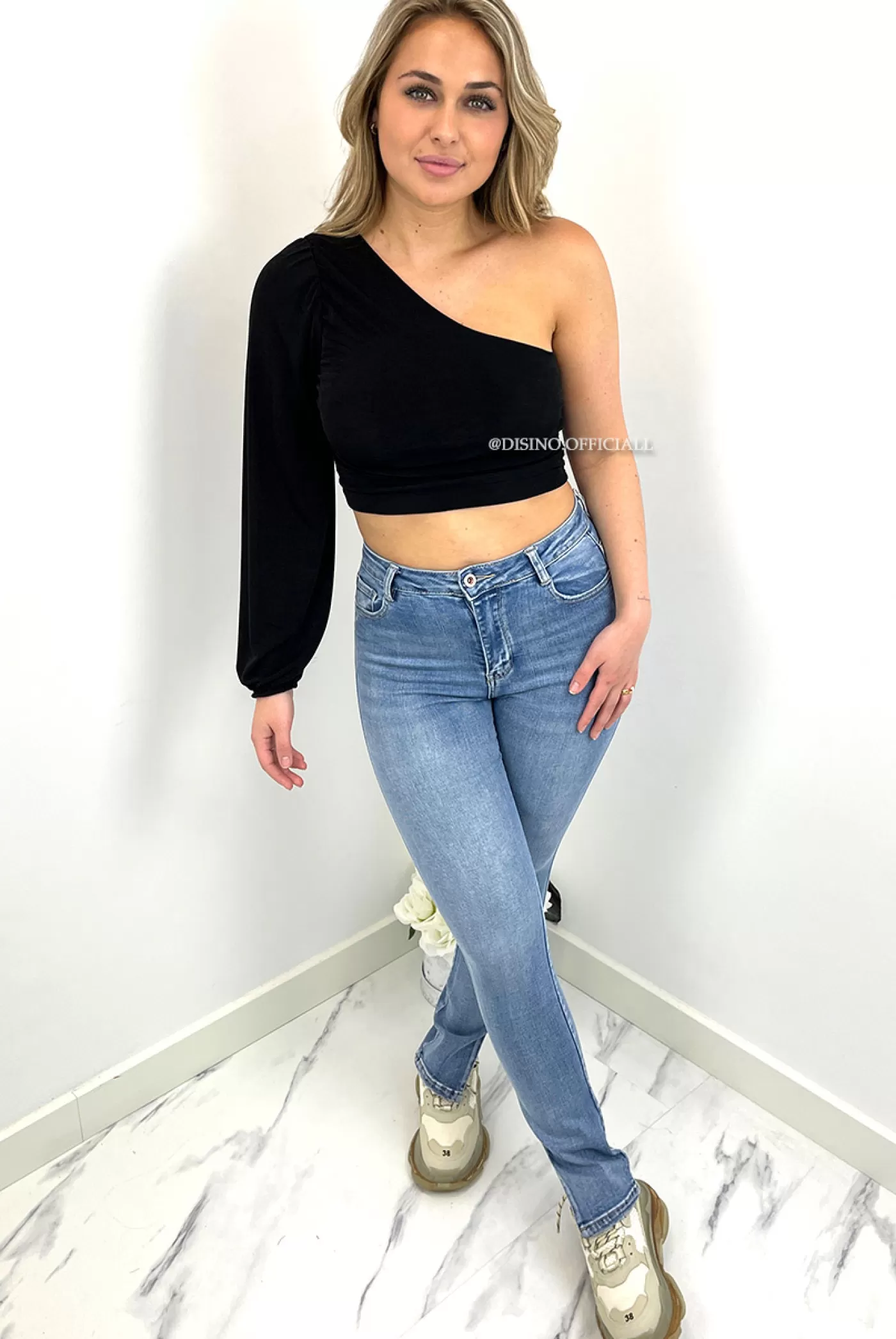 DISINO Black - 'Bliss V2' - Silky One Arm Cropped Top | Vrouw Tops