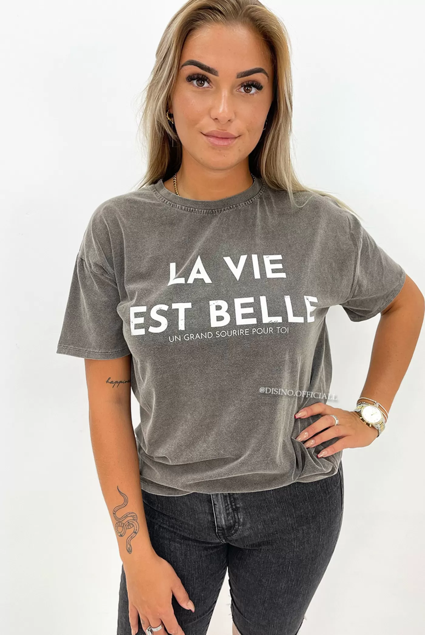 DISINO Dark Grey - 'La Vie Est Belle' - Premium Quality Oversized Tee | Vrouw It-Shirts