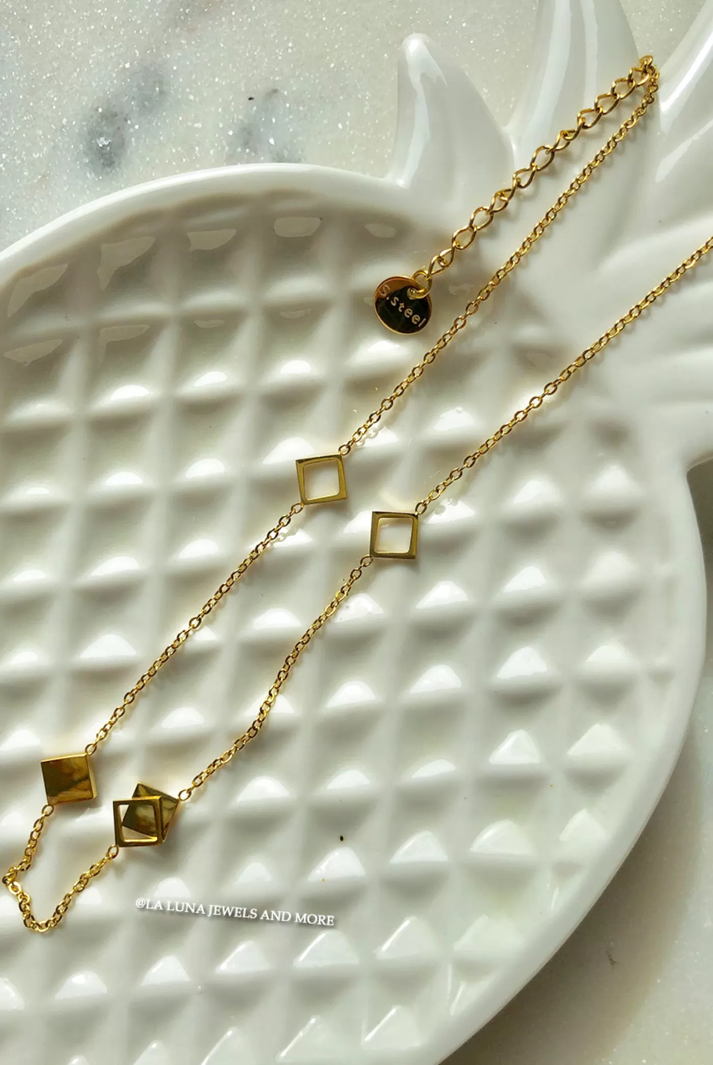 DISINO Gold - Little Triangle Necklace | Vrouw Bags