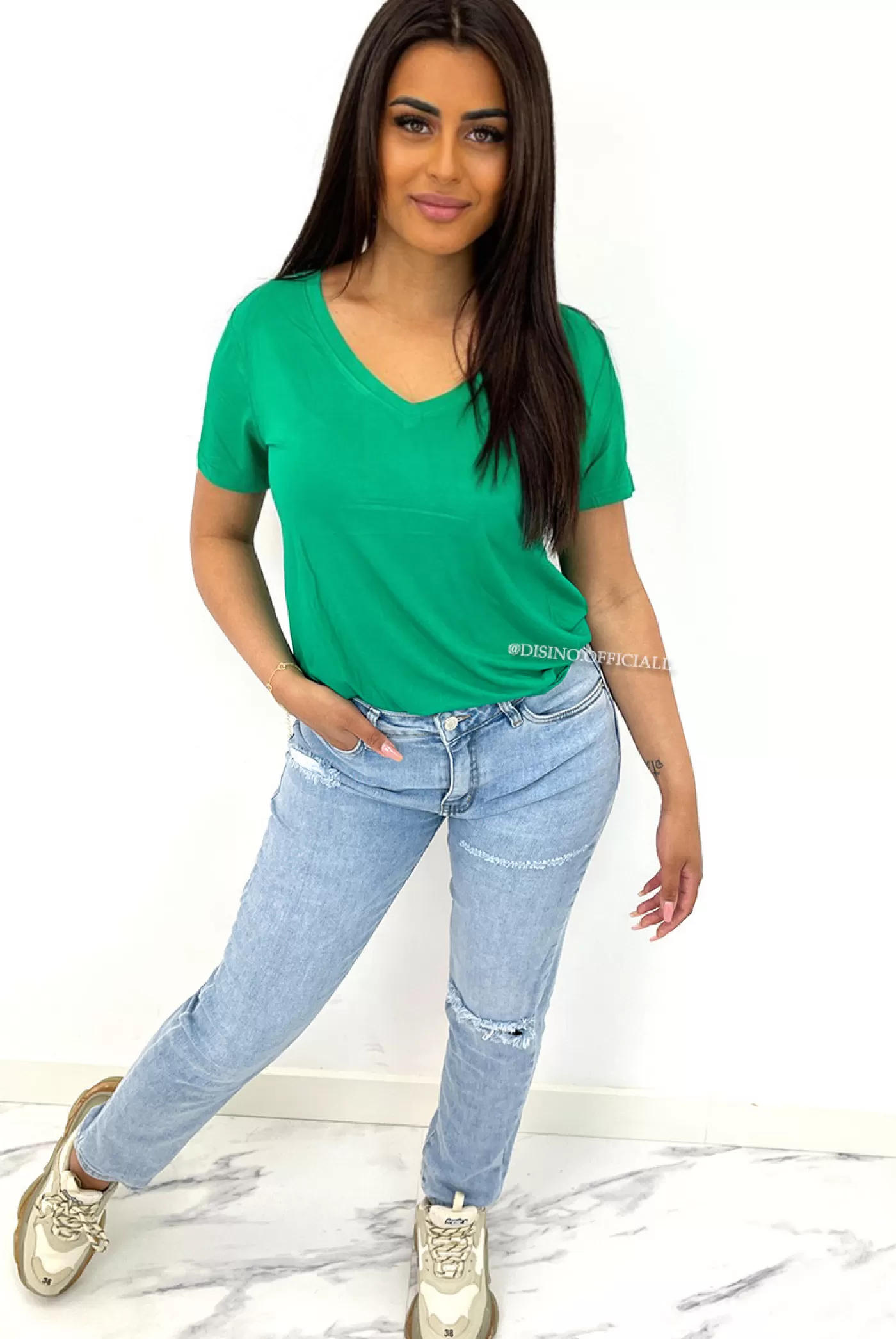 DISINO Green - 'Kenza' - Comfy Basic V-Neck Tee | Vrouw Tops