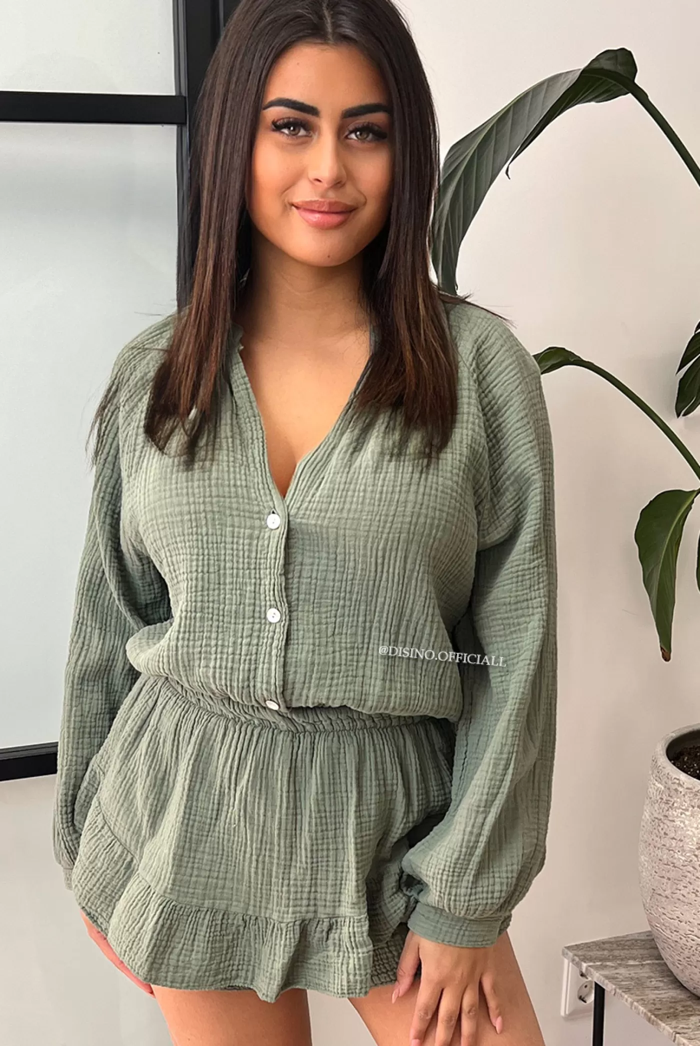 DISINO Khaki Green - 'Arya Longsleeve Playshort' - Moesseline Waffle Cotton Ruffle Playshort | Vrouw Jumpsuits & Playsuits