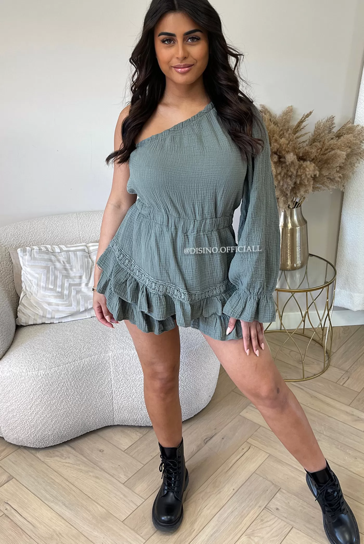 DISINO Khaki Green - 'Noor Playshort' - One Shoulder Mousseline Waffle Cotton Playshort | Vrouw Jumpsuits & Playsuits